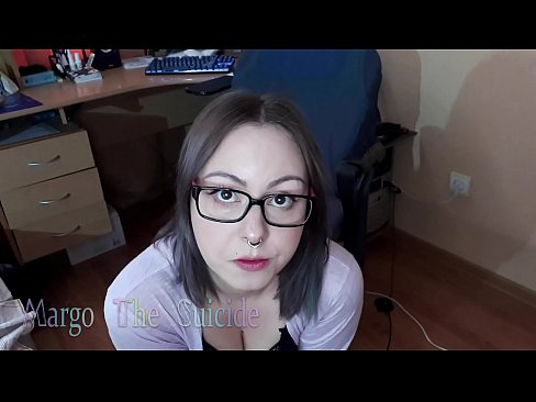 ❤️ Moza sexy con lentes chupa un consolador profundamente ante a cámara ❤️❌ Porno anal en nós ❌️